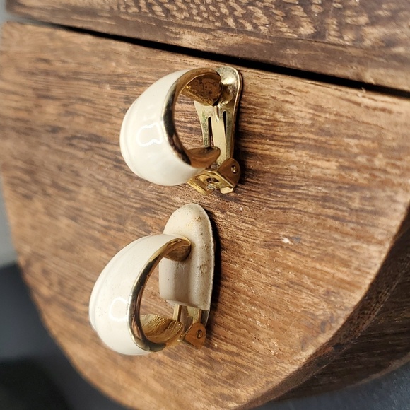 E518 cream eggshell vintage clip on earrings - Picture 3 of 3